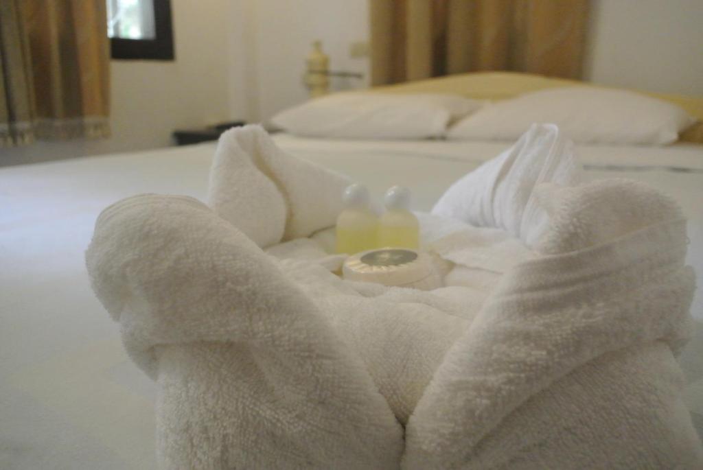 琅勃拉邦坎空美景旅馆的床上的白色毛巾