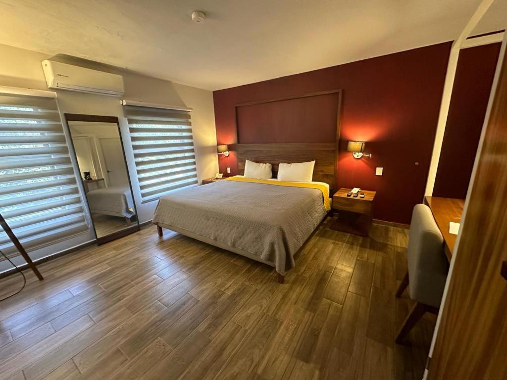 瓜达拉哈拉Hotel Boutique Abad的一间卧室配有一张床,铺有木地板