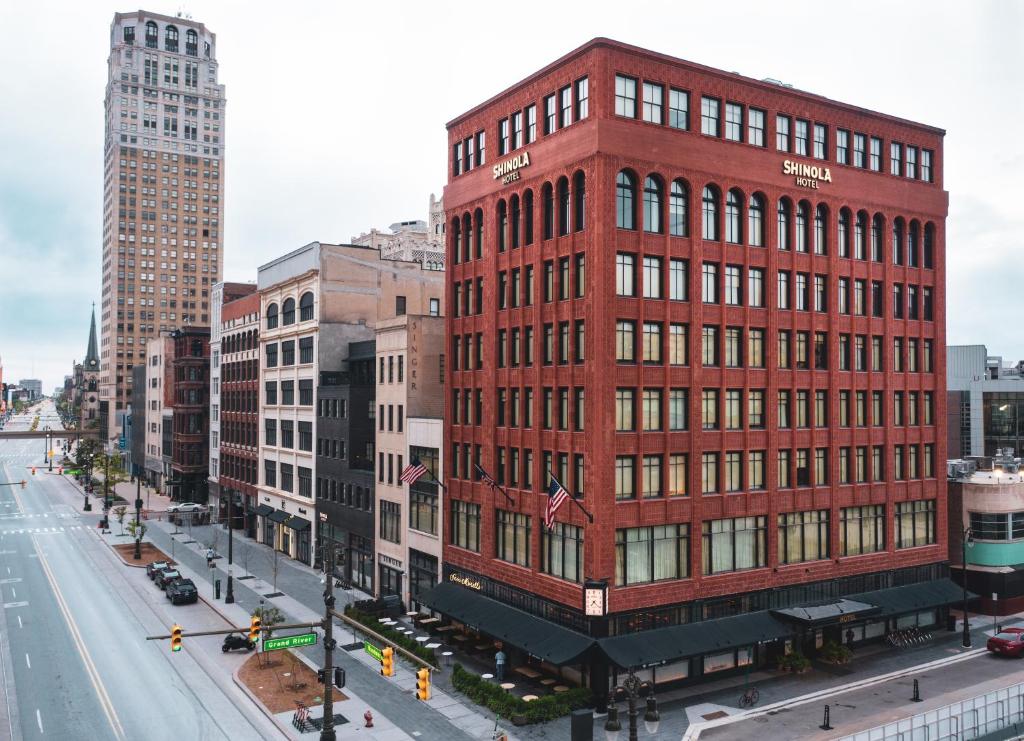 底特律Shinola Hotel的城市街道上一座大型红砖建筑