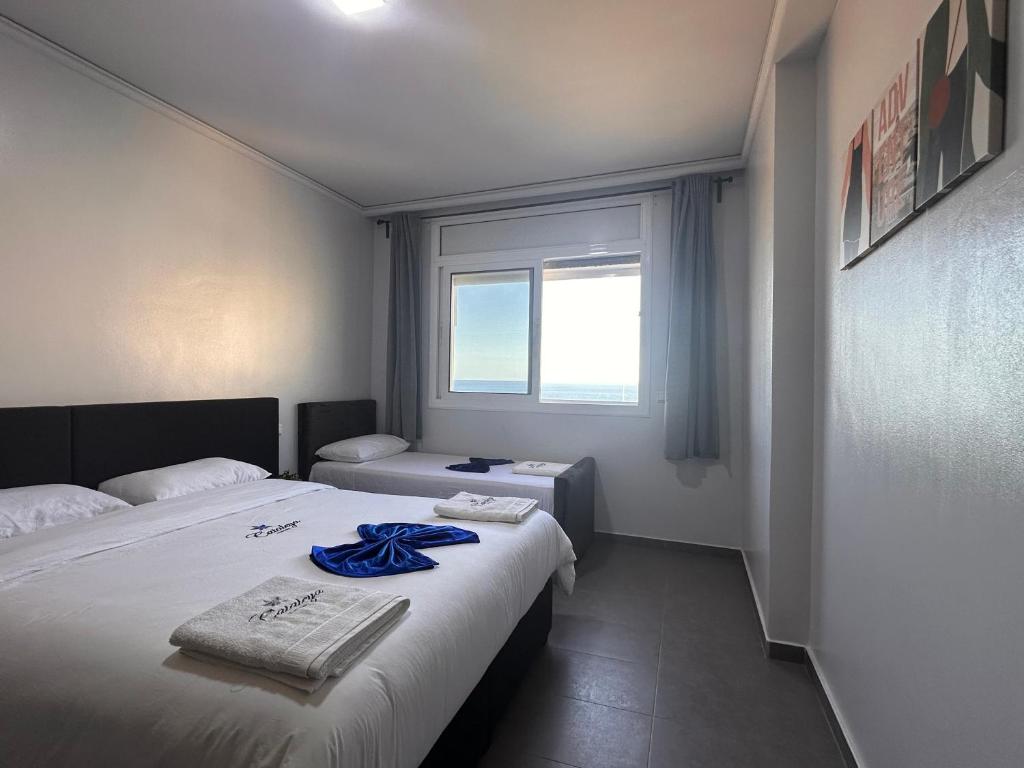 胡塞马Hotel Cataleya Al-Hoceima的酒店客房设有床和窗户。