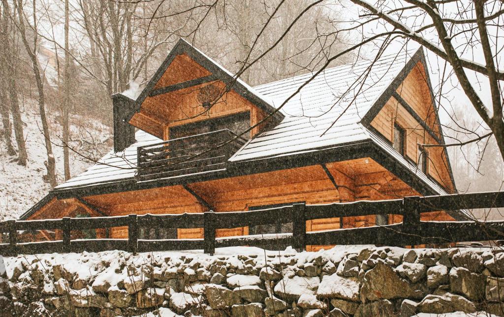 什切尔克Chata na Skarpie - SPA i widok na Skrzyczne的小木屋,屋顶上积雪