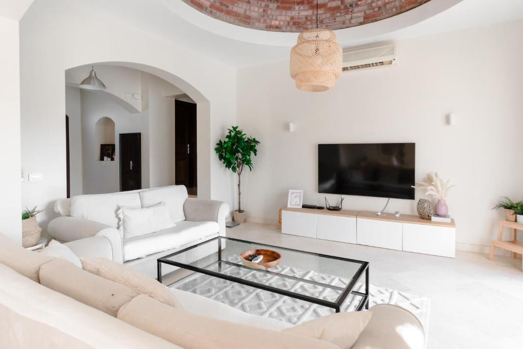 赫尔格达Modern Villa in El Gouna (Private Pool & Garden.)的客厅配有白色家具和平面电视