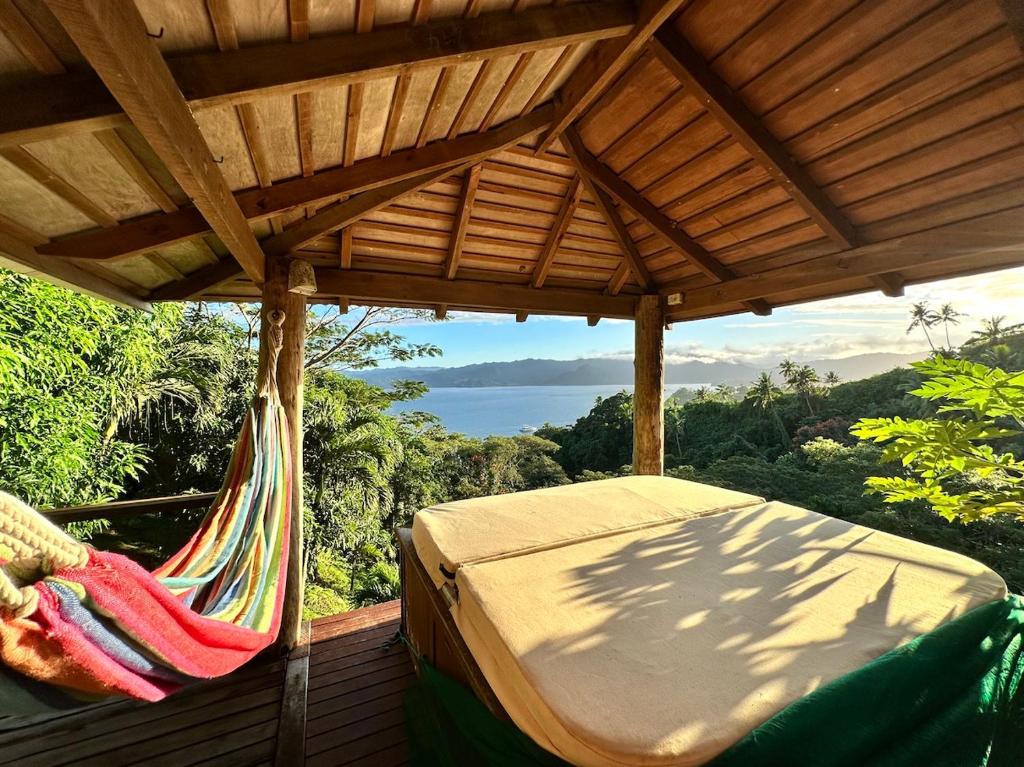 萨武萨武Latui Lodge的海景甲板上的吊床