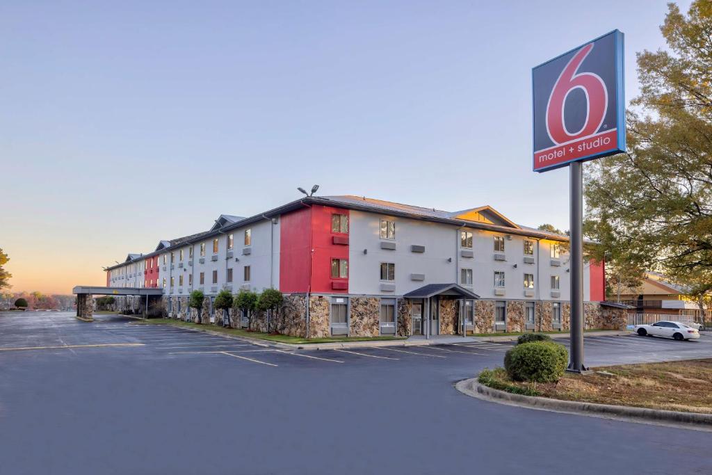 小石城Motel 6 Little Rock AR South的停车场有标志的酒店