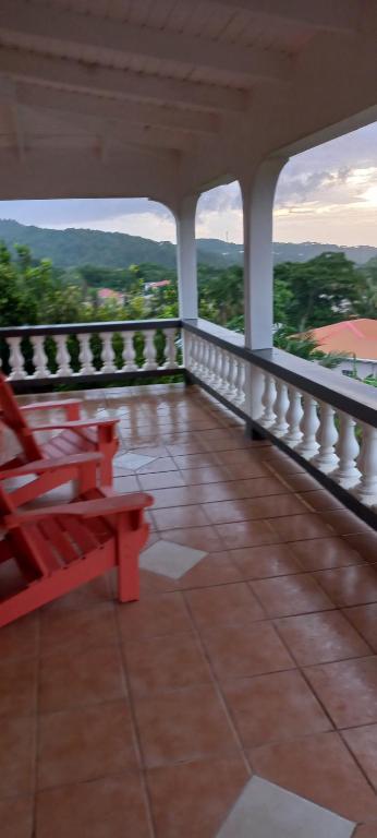 MarianFeatured in Lonely Planet的阳台的带红色长凳的门廊
