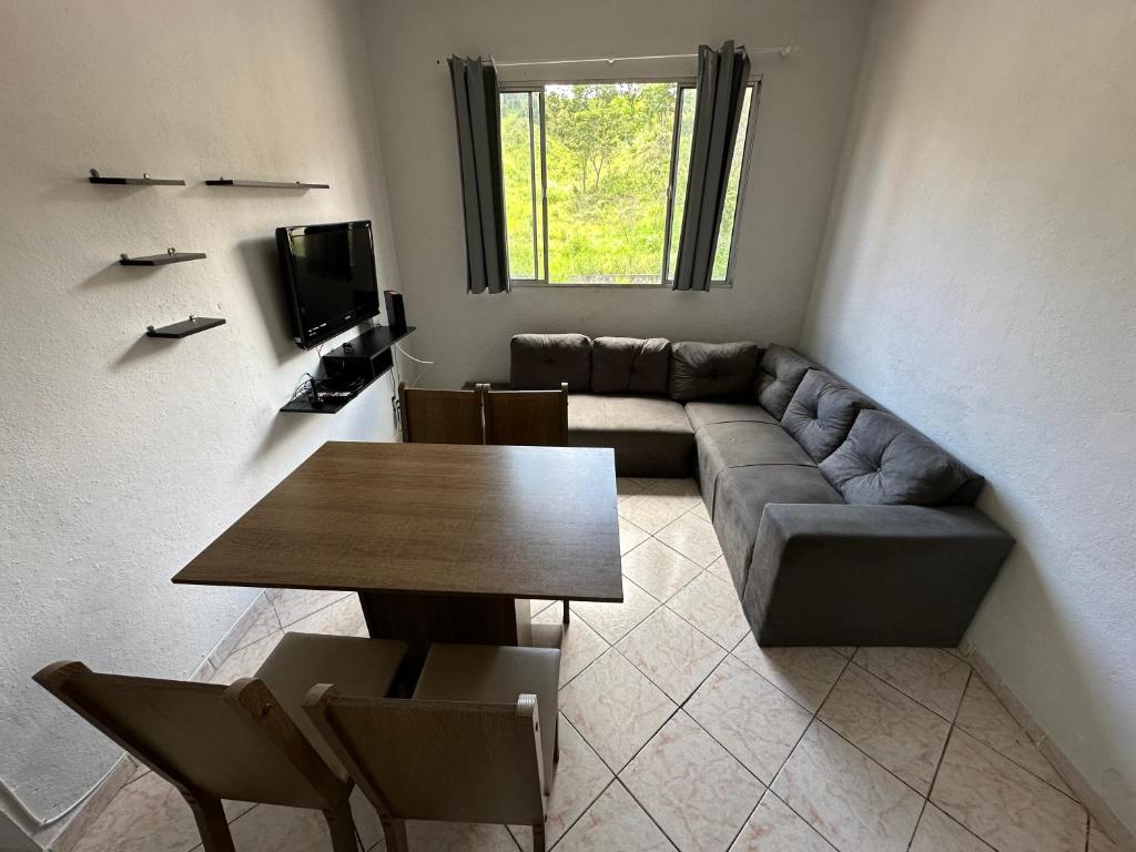 贝洛奥里藏特Apart 3 quartos Fernaodias的客厅配有沙发和桌子