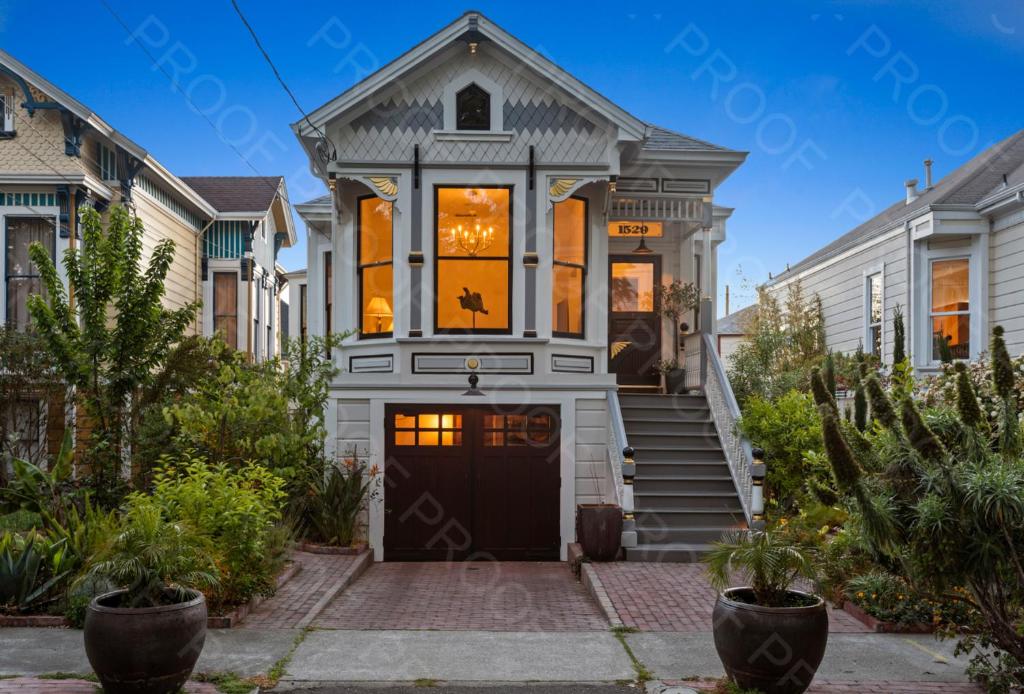 阿拉米达Garden Level Flat in 1885 Queen Anne Victorian Cottage in Alameda的一座带前门的大型白色房屋