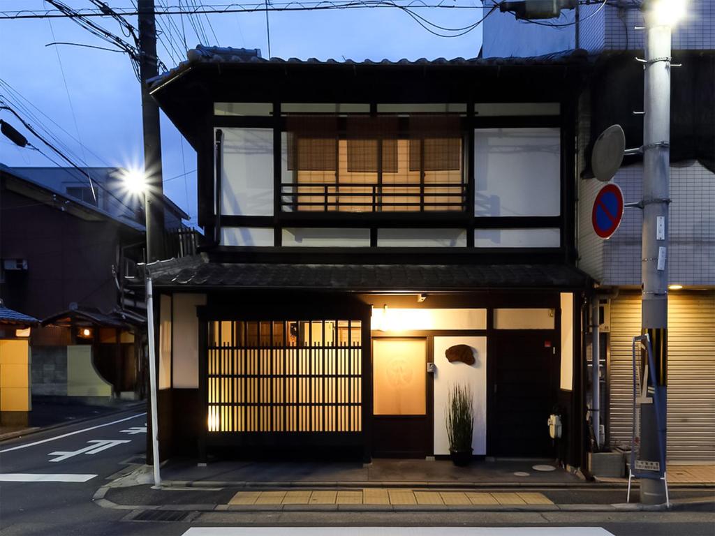 京都京町家お宿・花的街上的一座有街灯的建筑