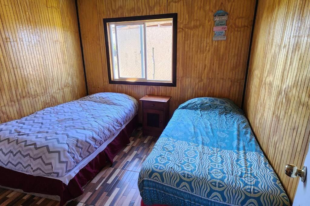 达卡卫Cabaña buck的小型客房 - 带2张床和窗户