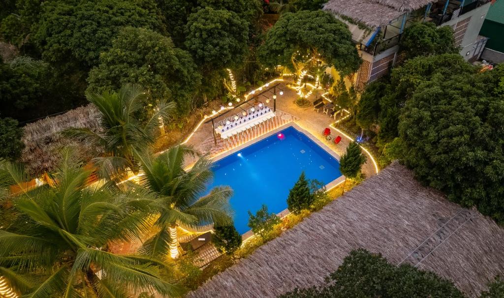 吉婆岛Tropical retreat Homestay的享有度假村游泳池的顶部景致