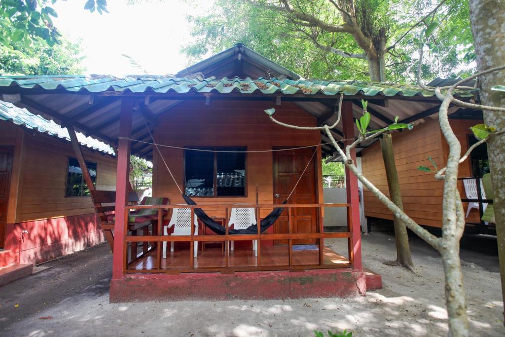 丽贝岛Family Song Koh Lipe的小屋前方设有吊床