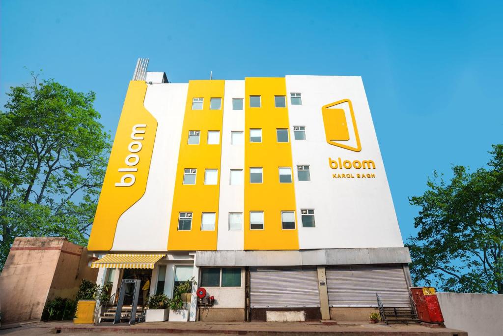 新德里Bloom Hotel - Karol Bagh的一座黄色和白色建筑