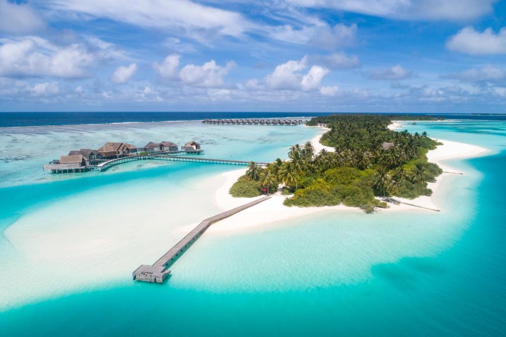 妮兰朵南环礁马尔代夫尼亚玛岛私享度假岛的海洋上的岛屿,上面有一个度假胜地