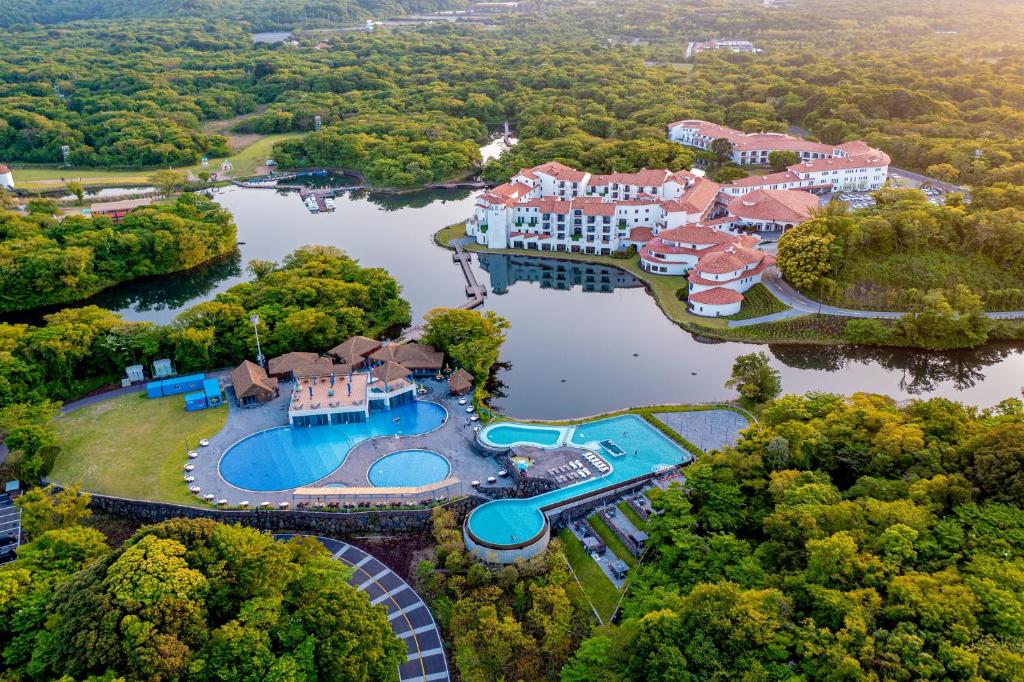 济州市Ecoland Hotel的享有河上度假胜地的空中景致