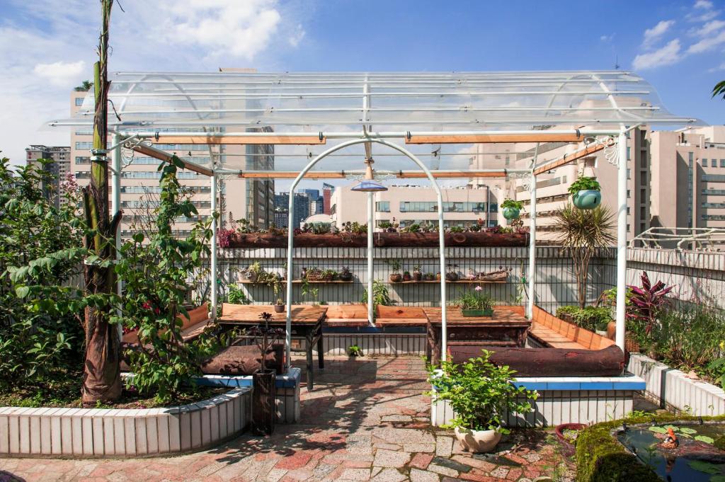 成都Arthur's Roof-Top的花园里的温室,里面种着植物
