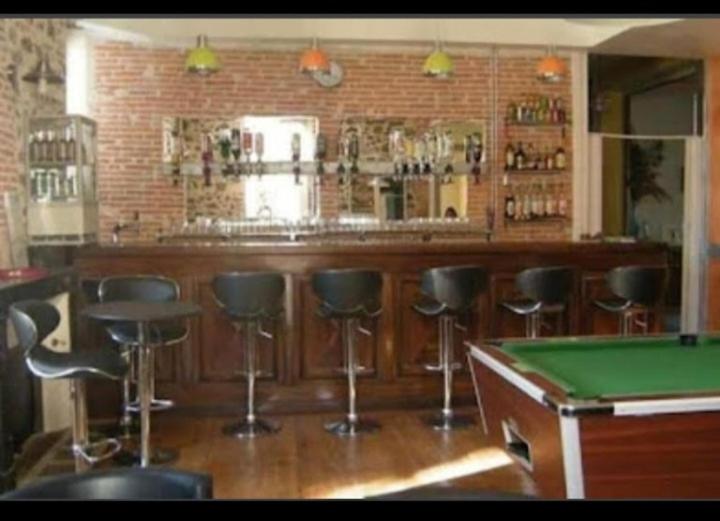 穆斯泰Le Domaine的酒吧设有台球桌和酒吧凳子