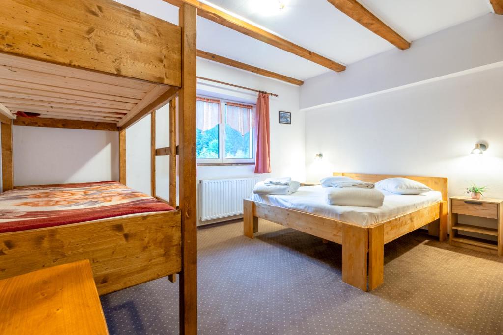 泽尔内什蒂Resort 7 Crai - Cabana Craiul Crailor的一间卧室设有两张双层床和一扇窗户。