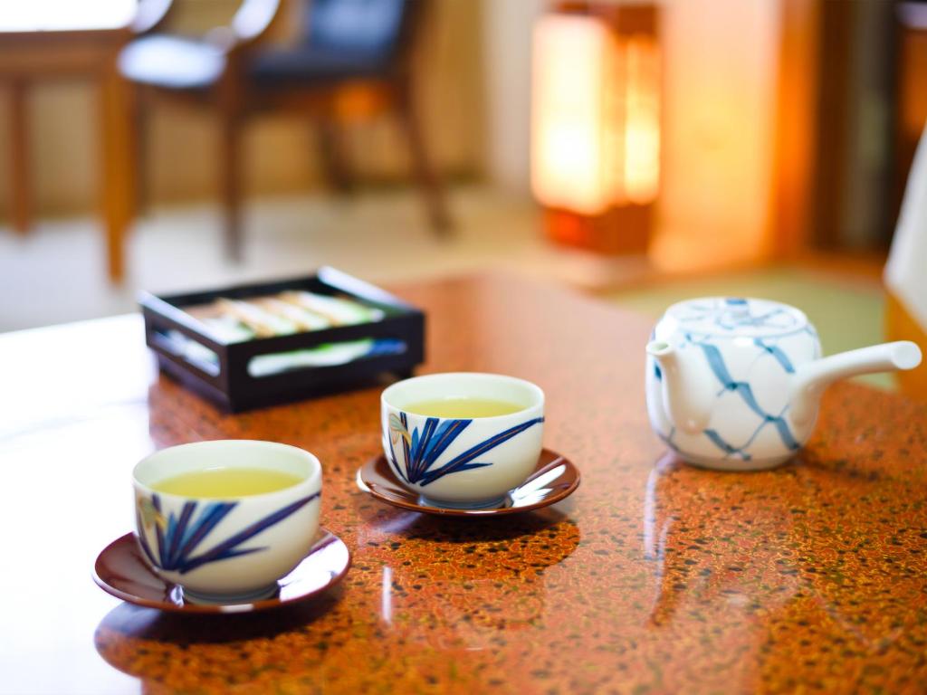 汤泽町汤泽新大谷日式旅馆的两杯咖啡,坐在桌子上,放立体声音响