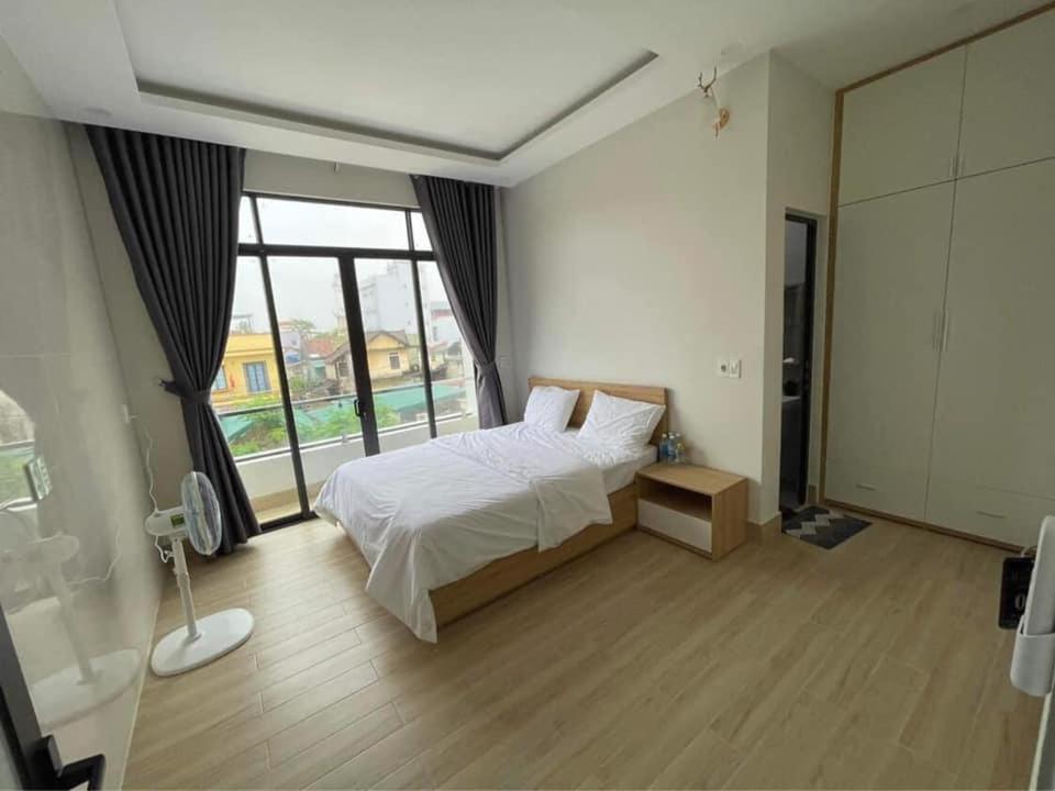Xóm ÐéPi house homestay的一间卧室设有一张床和一个大窗户