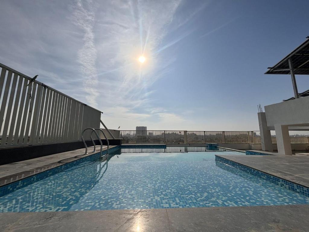斋浦尔Hotel Saaj Mansion的阳光灿烂的天空游泳池
