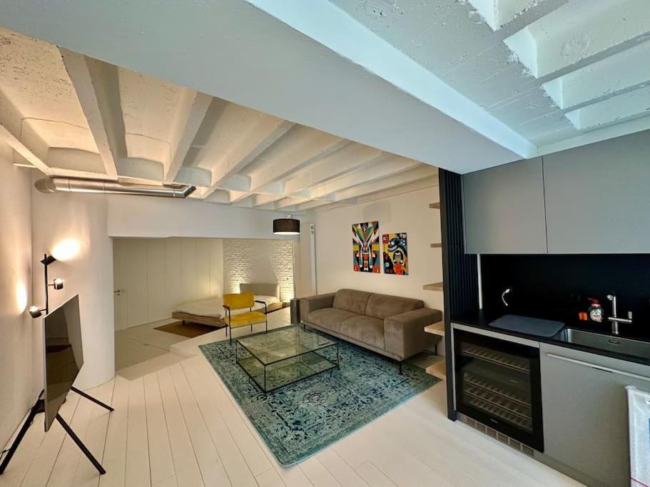 洛桑Loft industriel en duplex - The Urban Garage的客厅配有沙发和桌子