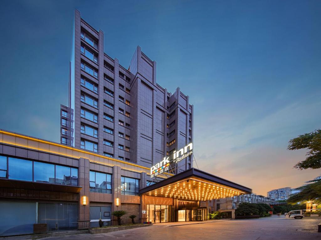 Xingqianjie丽柏酒店温州龙湾国际机场万达广场的上面有灯的标志的酒店大楼