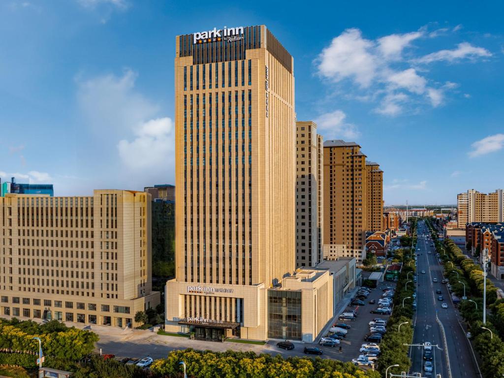 静海区丽柏酒店天津静海万达广场的一座高大的建筑,上面有酒店标志