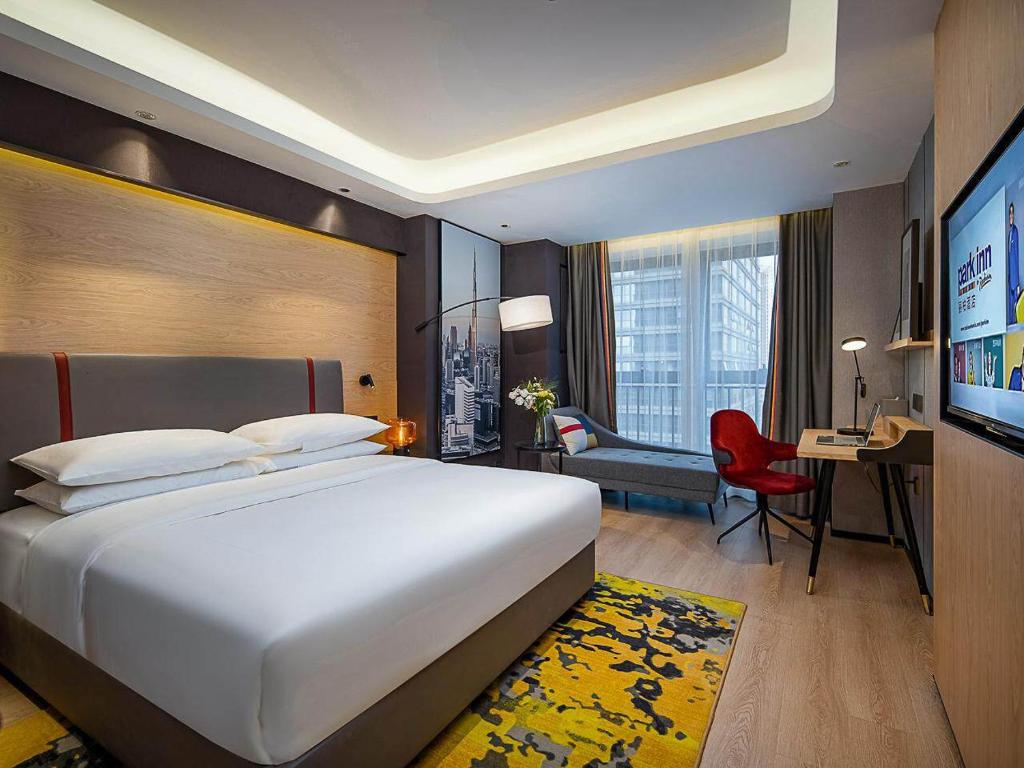 重庆丽柏酒店重庆悦来国博会展中心店的酒店客房设有一张大床和一张书桌。