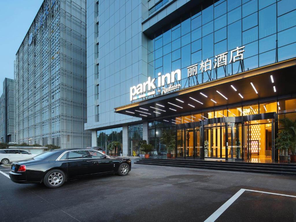 天津丽柏酒店天津空港滨海国际机场店的停在大楼前的一辆黑色汽车