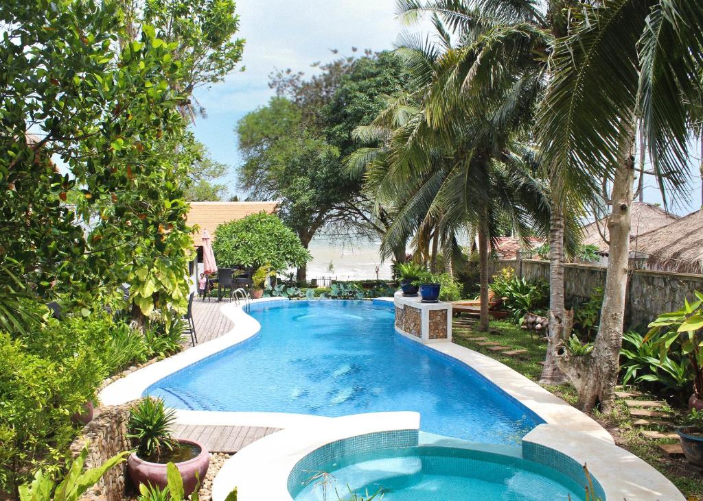 白马市Sabbay Kep的棕榈树庭院内的游泳池