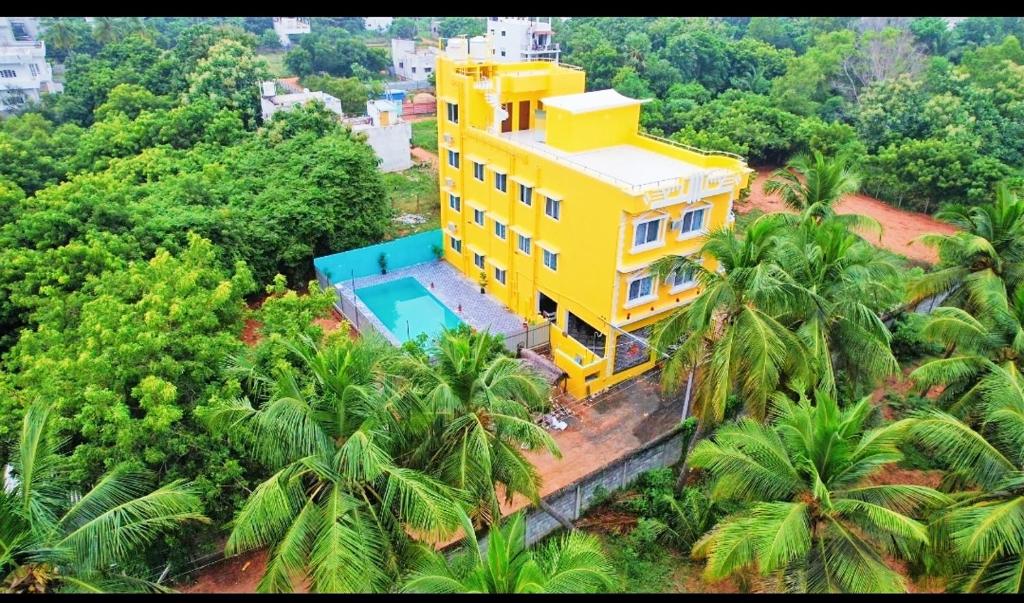 KottakupamAuro Galaxy Pondy with Swimming Pool的享有黄色房屋的顶部景致,设有游泳池