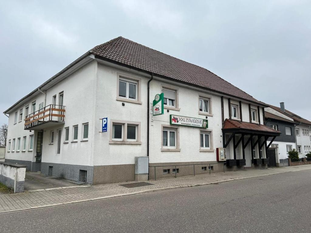 Oberhausen-RheinhausenMonteurunterkunft Oberhausen-Rheinhausen的街道边的白色大建筑