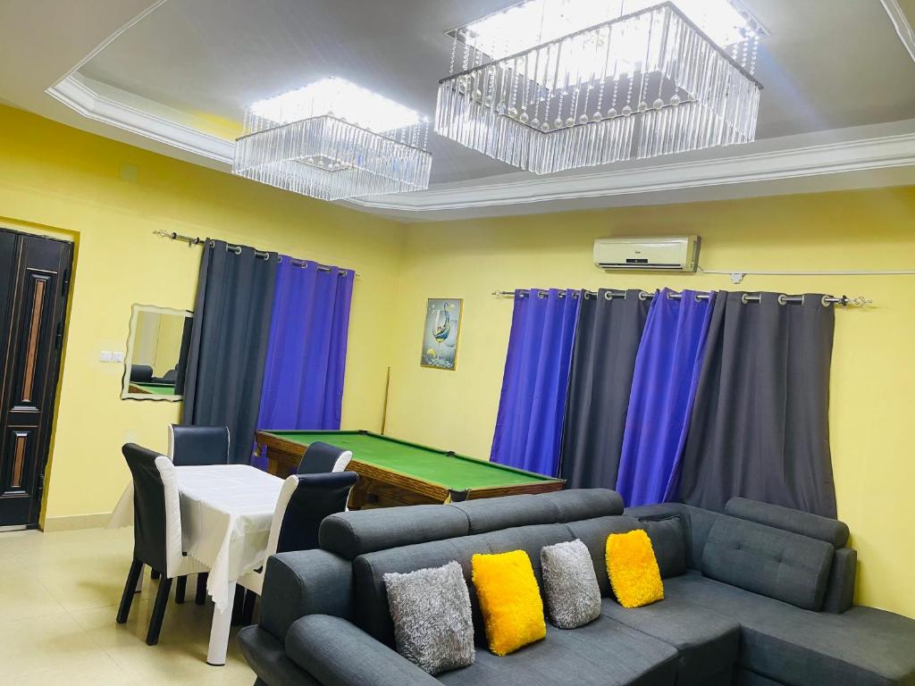 罗安达Luanda City Hostel的客厅配有沙发和乒乓球桌