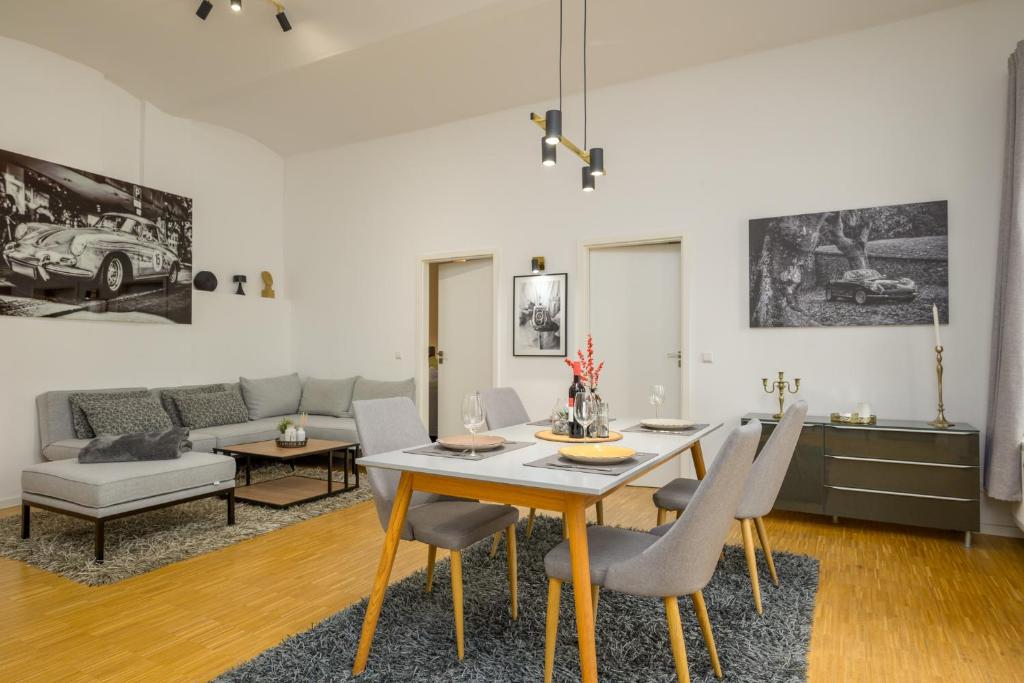 萨勒河畔哈雷SweetHome - Luxus pur - große Küche, Terrasse, Stellplatz, WiFi的用餐室以及带桌椅的起居室。