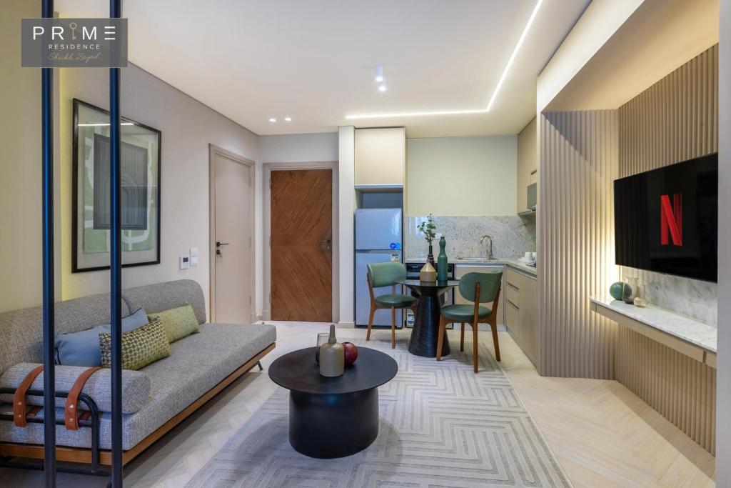 Sheikh ZayedPrime Residence Sheikh Zayed的客厅配有沙发和桌子