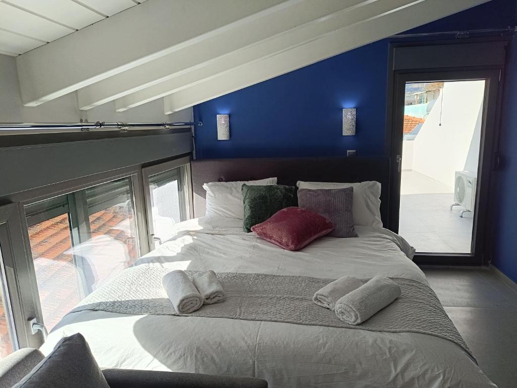 希俄斯DATA Maisonettes and more的一间卧室配有一张大床和枕头