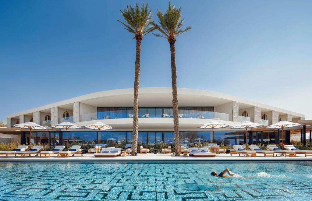雅典One&Only Aesthesis的棕榈树酒店和游泳池