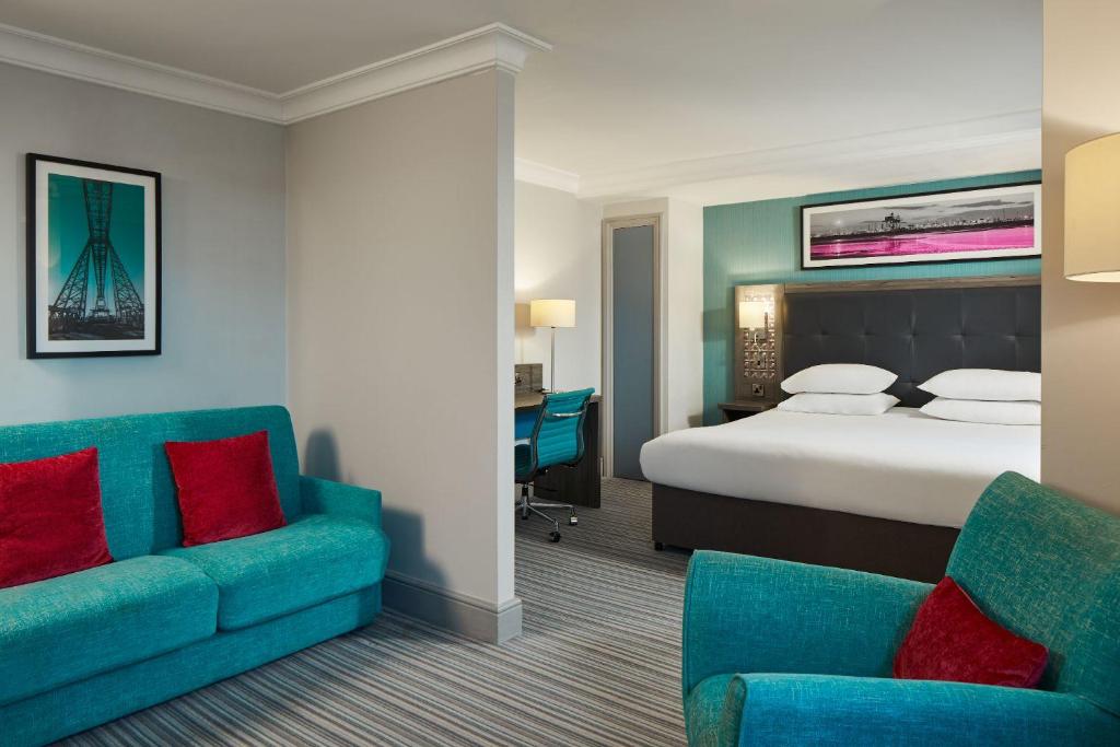 米德尔斯伯勒Leonardo Hotel Middlesbrough的酒店客房,配有一张床和两把椅子