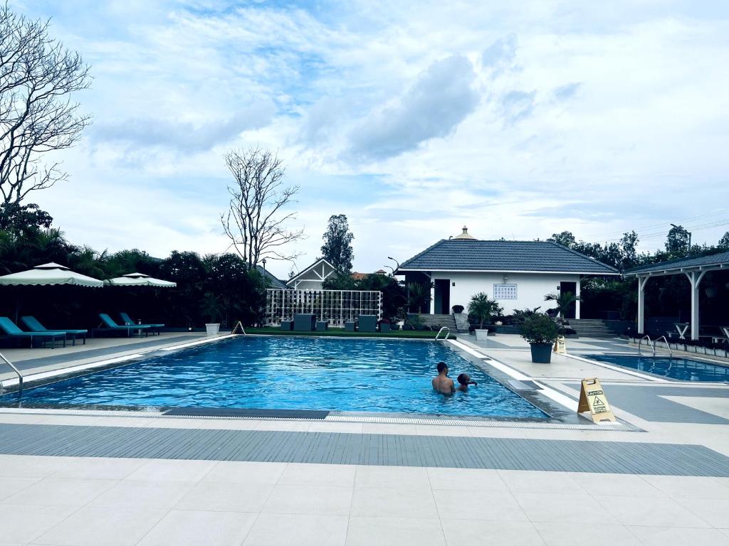 库斯哈尔纳加尔TVR Resort and Spa的一个人在游泳池游泳