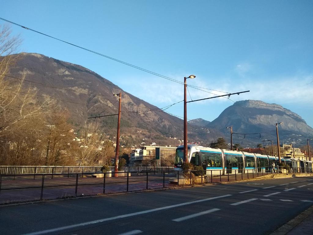 La TroncheColocation proche fac de médecine的一条在轨道上的火车,背景是一座山