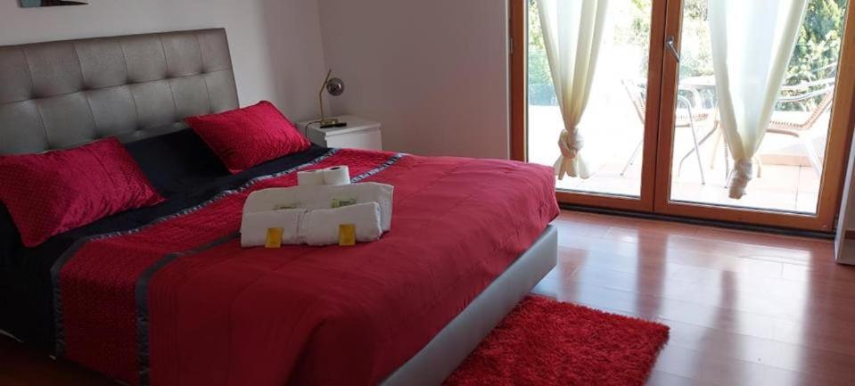 奥良AL "Villa Por Do Sol" Sunset Olhão的一间卧室,配有一张红色的床,上面有泰迪熊