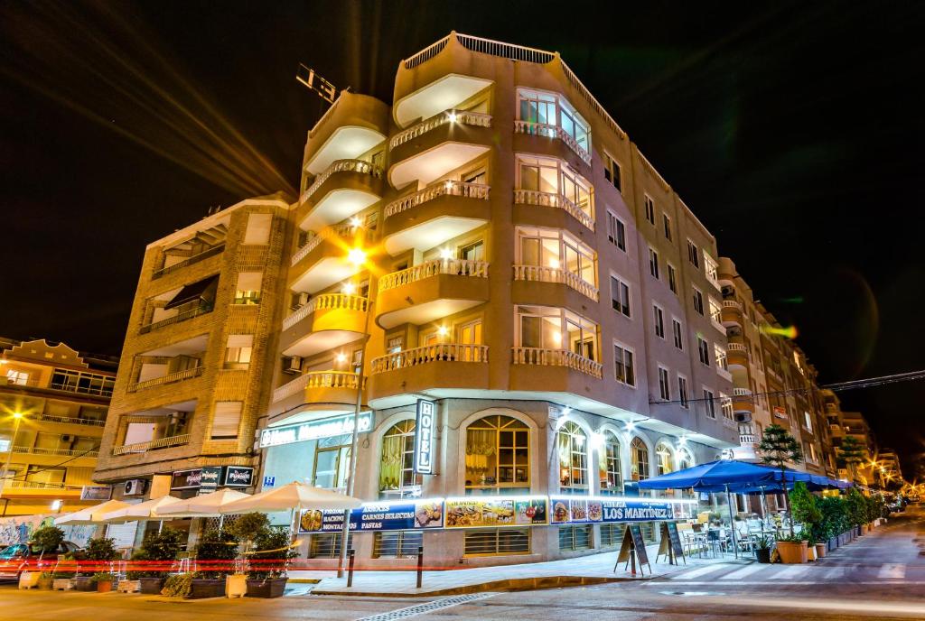 瓜尔达马尔·德尔·塞古拉地中海酒店的前面有灯的高楼