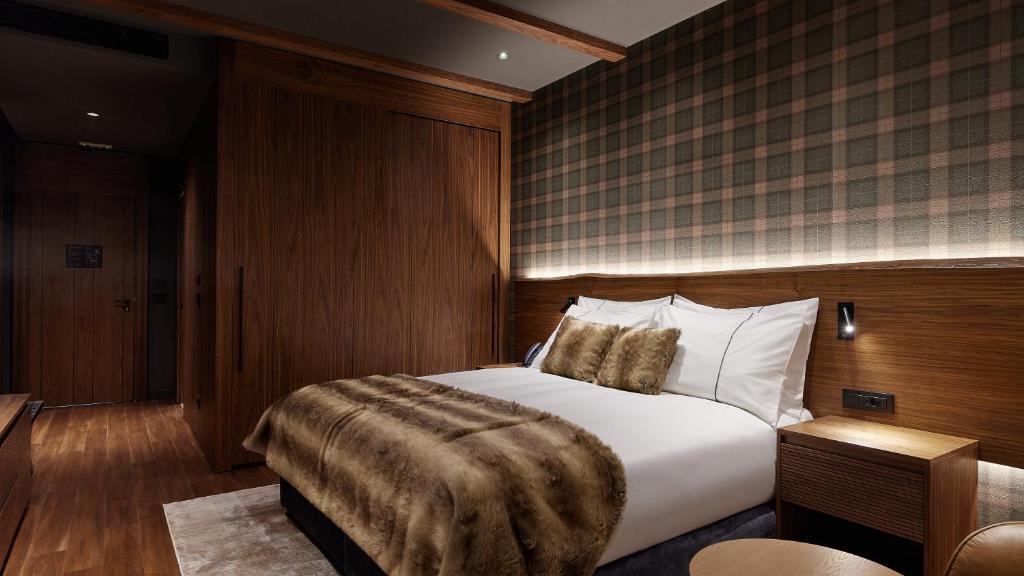 兹拉蒂博尔Bor Hotel by Karisma的卧室配有一张白色大床