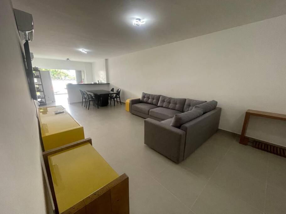 乌巴图巴Lindo apartamento Ubatuba的客厅配有沙发和桌子