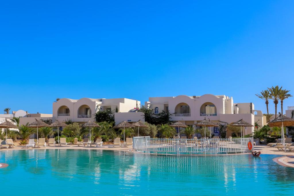 乌姆苏克Djerba Sun Beach, Hotel & Spa的从游泳池欣赏到度假村的景色