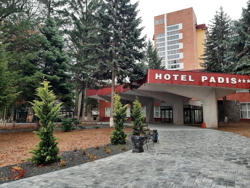 百乐费利克斯Hotel Padis的楼前有树木的酒店亭