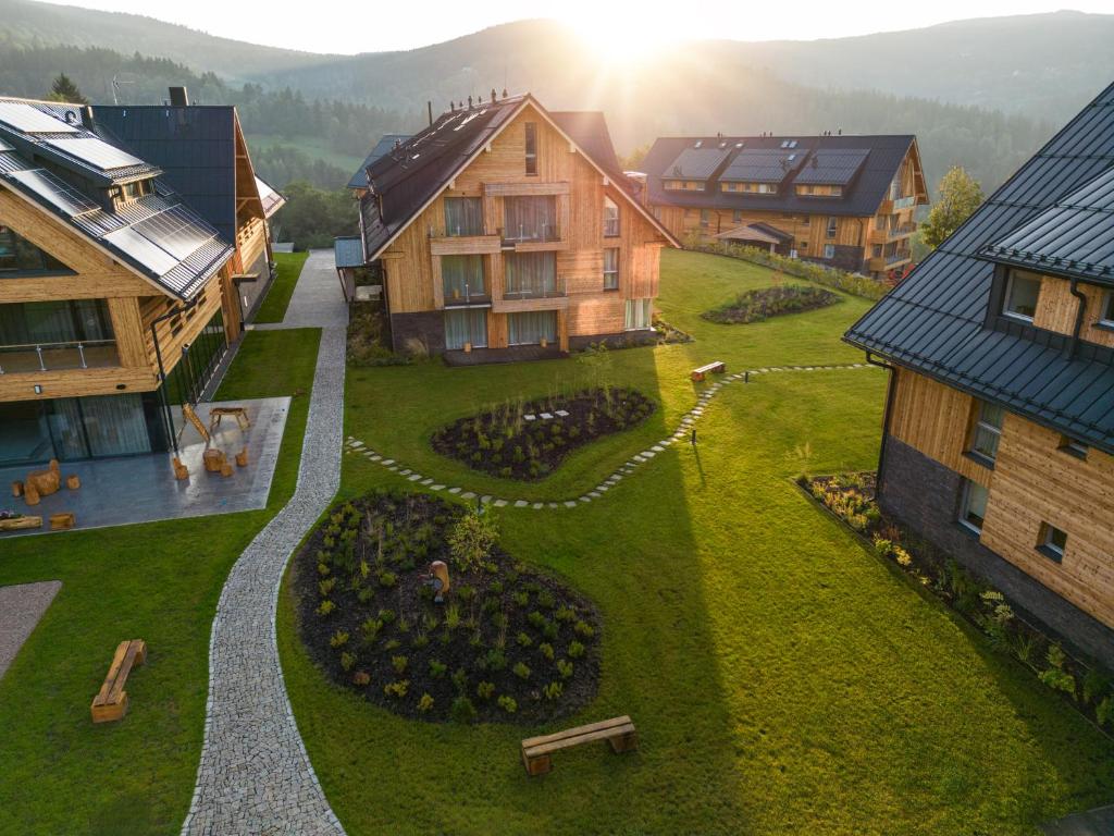 维特科维采Aldrov Resort的享有村庄的空中景致,设有房屋和公园