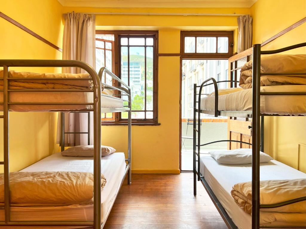 开普敦Long Street Backpackers的客房设有三张双层床和一扇窗户。