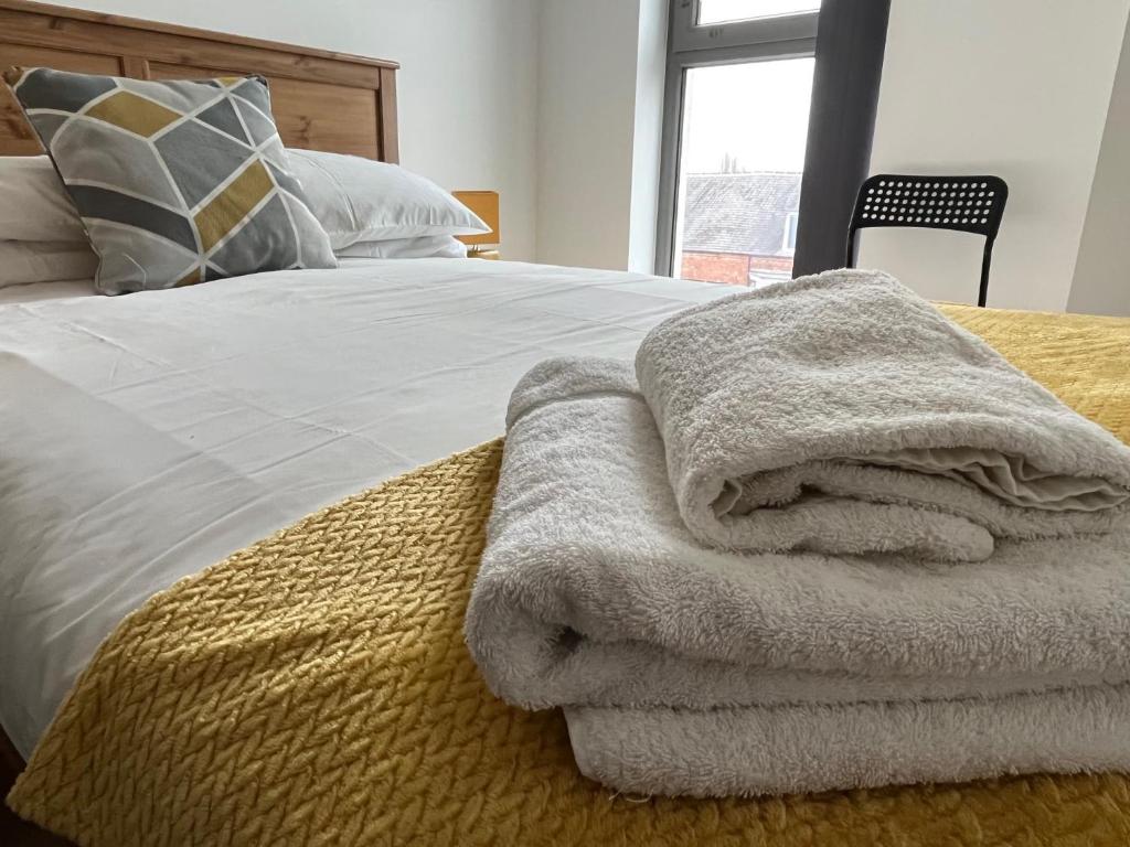 达灵顿Central Darlington Apartment With Parking的床上的一大堆毛巾