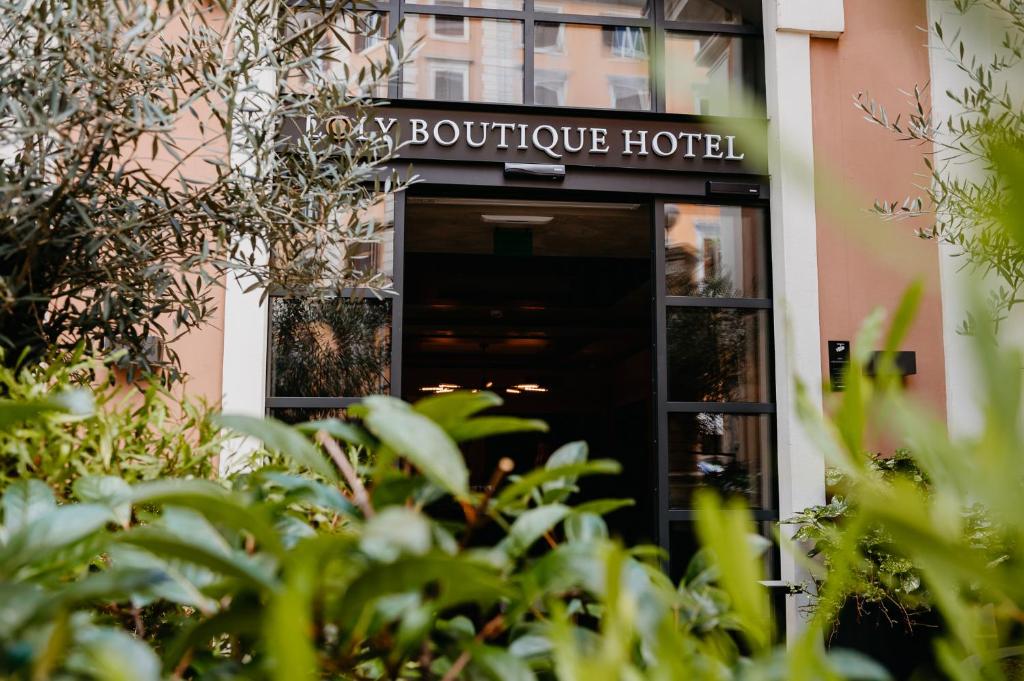 罗马Loly Boutique Hotel Roma的通往种植了植物的精品酒店的门